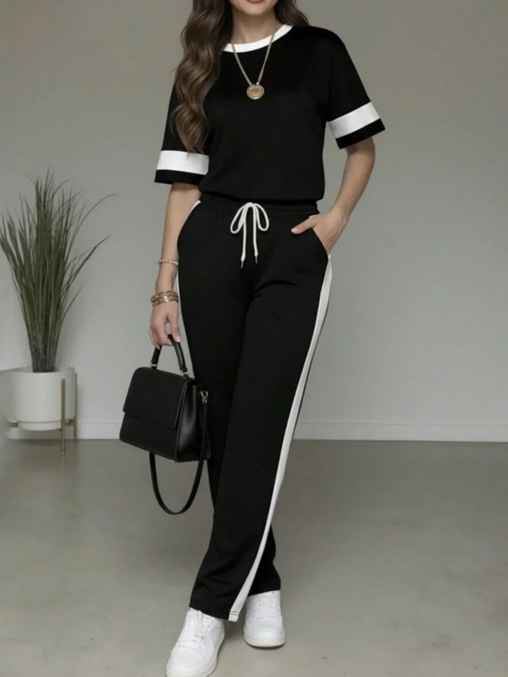 Black Casual Women's Contrast Color Round Neck Short Sleeve Top & Pants set